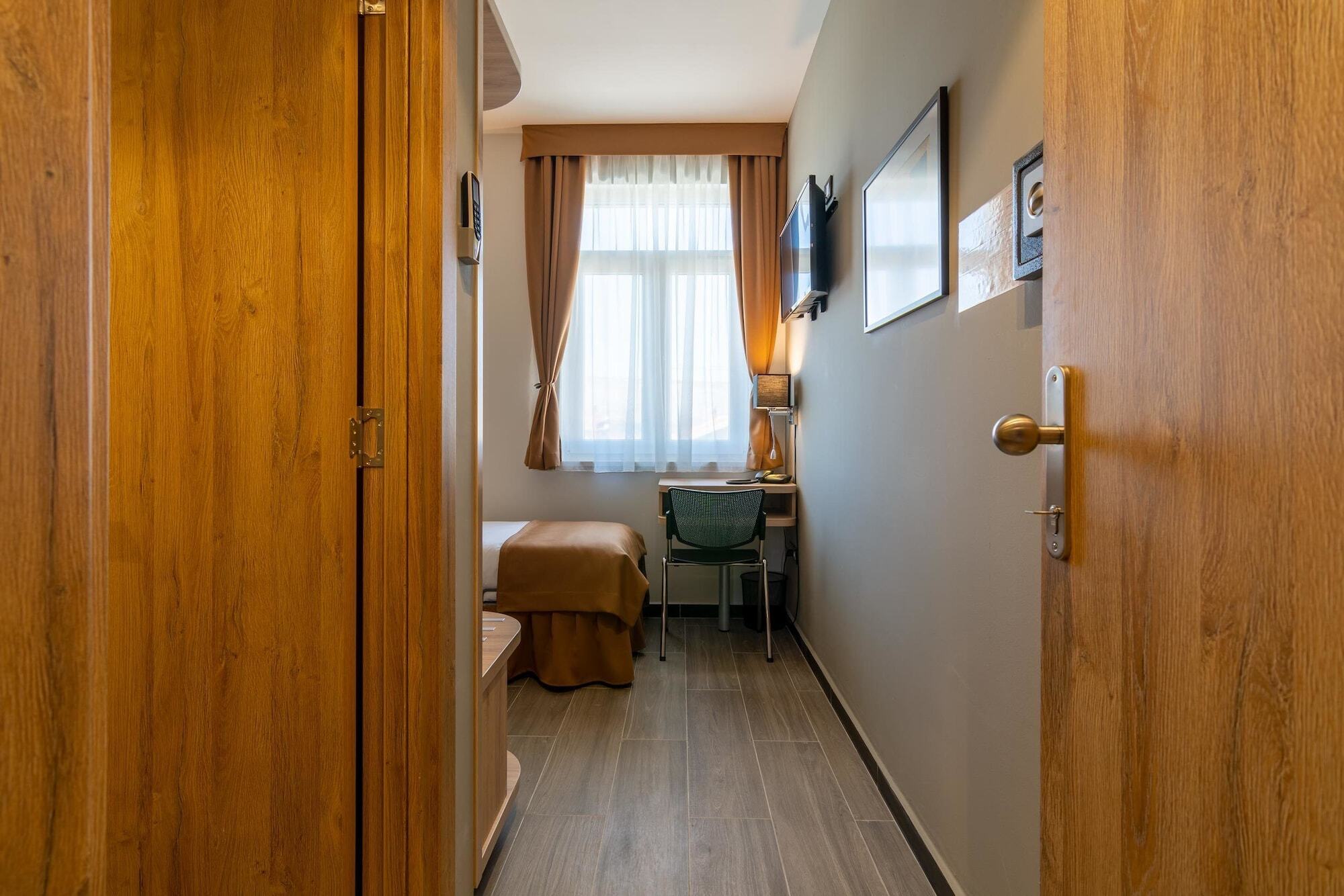 Hotel Resurs Podgorica Exterior photo